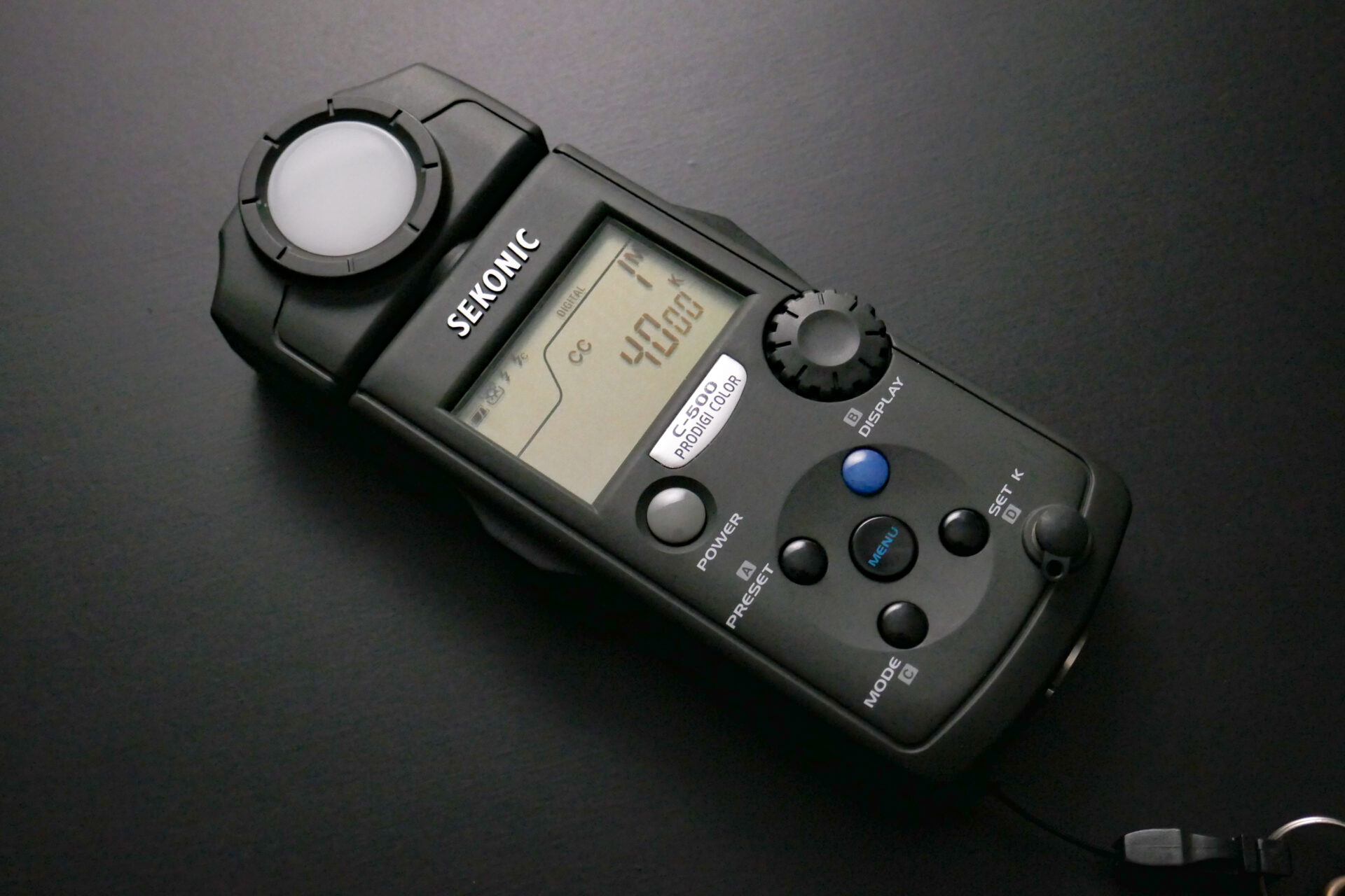 商品撮影には必須かもしれない。iPhoneアプリのカラーメーターLightSpectrum Proで色温度を計測。 かんたんライティング